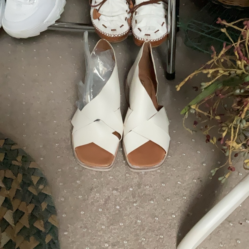 Free People BNWT  White Leather Sandals